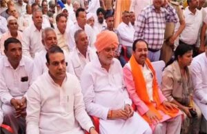 कृषि मंत्री को मंच पर नहीं मिली कुर्सी, नीचे उतरकर जनता के बीच जाकर बैठे — जानिए पूरा मामला