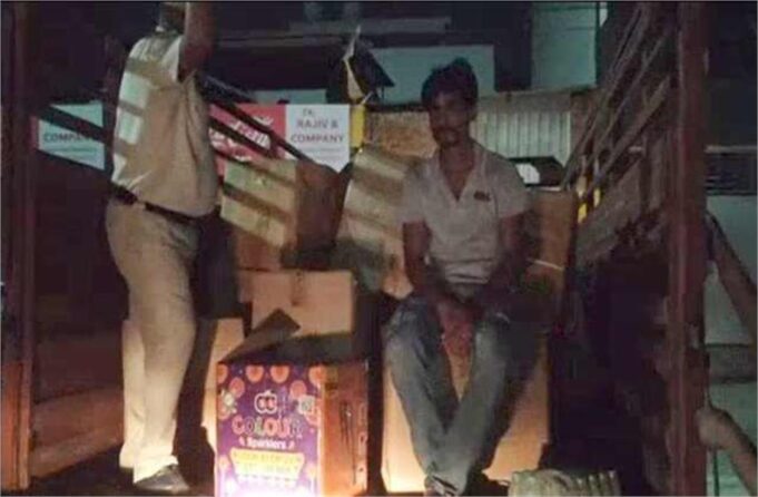 रेवाड़ी में अवैध पटाखों का बड़ा जखीरा जब्त, व्हाट्सएप ग्रुप के जरिए हो रहा था कारोबार