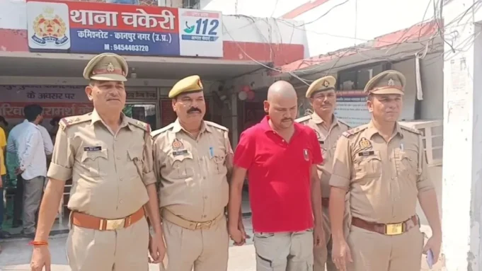 भारत सरकार के स्टीकर और वर्दी का किया दुरुपयोग, डिप्टी कमिश्नर बनकर शराब ठेका दिलाने का दिया झांसा; ऐंठे 16 लाख