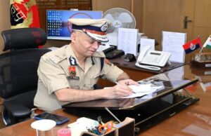 डीजीपी ओपी सिंह का पुलिसकर्मियों को संदेश: “लाठी-डंडा अंग्रेजों की भाषा, संवाद से हल करें हालात”