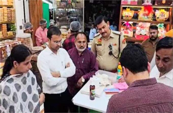 त्योहारों के सीजन में प्रशासन सख्त, यमुनानगर की मिठाई दुकानों पर छापेमारी और सैंपल जब्त