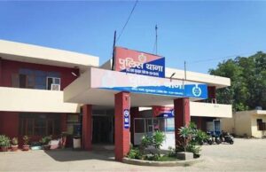 पुलिस राइडर को कार ने टक्कर मारी, बोनट पर गिरने के बाद SPO को घसीटता ले गया चालक