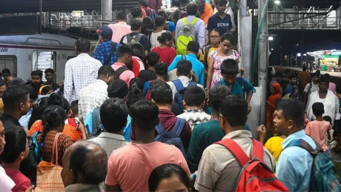 पश्चिम बंगाल के बर्द्धमान स्टेशन पर मची भगदड़, फुटओवर ब्रिज से गिरने से महिला समेत कई यात्री घायल