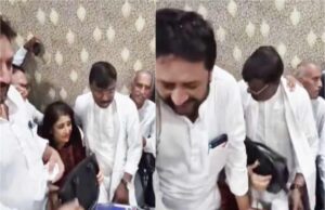 कांग्रेस में कुर्सी को लेकर हंगामा, फ्रेम में आने की होड़ में नेता की गोद में जा बैठे, VIDEO VIRAL