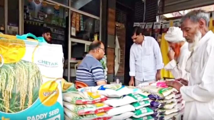 मेवात में खाद की कालाबाजारी, किसान बोले- प्राइवेट दुकानदार वसूल रहे ज्यादा रकम, सरकारी केंद्रों पर DAP नहीं मिली
