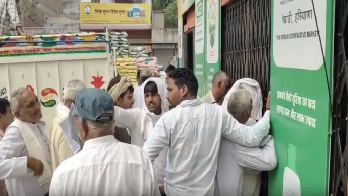 रेवाड़ी में डीएपी खाद की कालाबाजारी का आरोप, किसानों ने कहा— राजस्थान में ऊंचे दामों पर की जा रही बिक्री