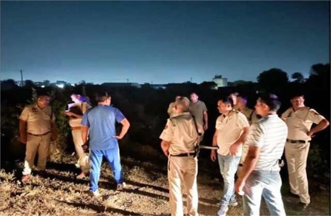 पुलिस मुठभेड़ में दो बदमाश गिरफ्तार, एक को पैर में गोली लगी तो दूसरा बाइक से गिरकर घायल