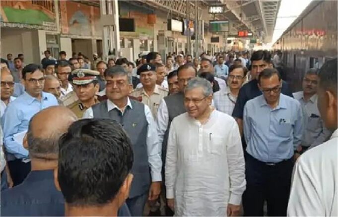 रेल मंत्री अश्विनी वैष्णव स्पेशल ट्रेन से पहुंचे रेवाड़ी, दिल्ली-जयपुर रेल मार्ग का किया निरीक्षण