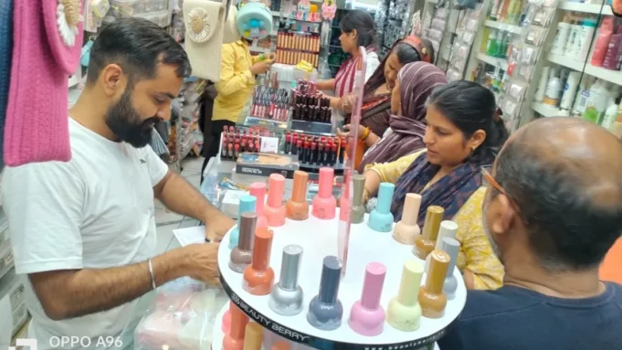 करवा चौथ पर बाजार में उमड़ी भीड़, दुकानों पर महिलाओं की भारी आवक; पार्लरों की बुकिंग हुई फुल