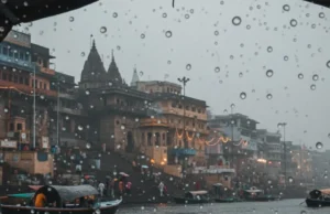 बारिश या बढ़ता प्रदूषण? जानिए आज वाराणसी के मौसम और AQI का हाल