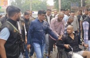 फरीदाबाद पुलिस ने गैंगस्टरों को शर्मनाक सजा दी, एक को बैसाखी और दूसरे को व्हीलचेयर पर घुमाया