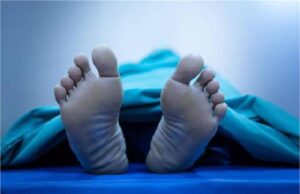 छत से उतर रहे युवक पर अचानक हुआ जोरदार धमाका