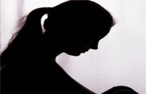 पति के अवैध संबंधों से परेशान महिला ने की आत्महत्या की कोशिश, ओटू हैड पर पहुंचकर जताया विरोध