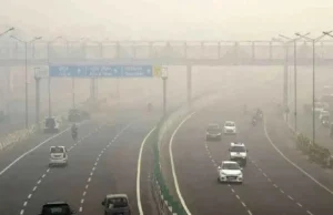घनी धुंध और खराब AQI ने बढ़ाई परेशानी, जानें आज दिल्ली का मौसम अपडेट