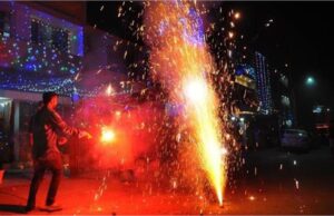 पटाखे से झुलसे बच्चे की आंखों की 12 घंटे तक नहीं हुई जांच, परिजनों के बार-बार आग्रह के बाद भी नहीं आया डॉक्टर