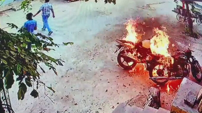 रेवाड़ी में बदमाशों ने दो बाइक में लगाई आग, फिरौती ना मिलने पर धमकी: “ये तो ट्रेलर था, आगे देखें क्या होता है”