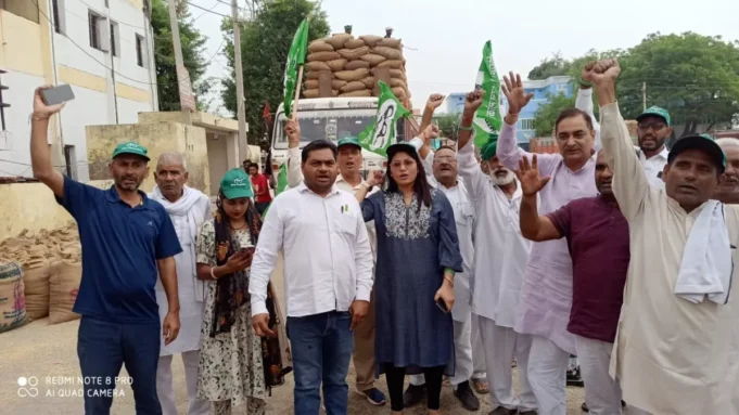 पलवल में धान और बाजरा के समर्थन मूल्य पर खरीद की मांग को लेकर इनेलो और किसान सभा का प्रदर्शन