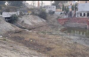 छठ पूजा से पहले नगर परिषद की बड़ी लापरवाही, गंदे तालाब में भरा जा रहा है पानी