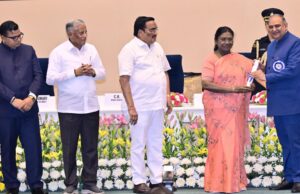 राष्ट्रीय स्तर पर मिला पुरस्कार: हरियाणा कृषि विश्वविद्यालय के VC को राष्ट्रपति ने किया सम्मानित