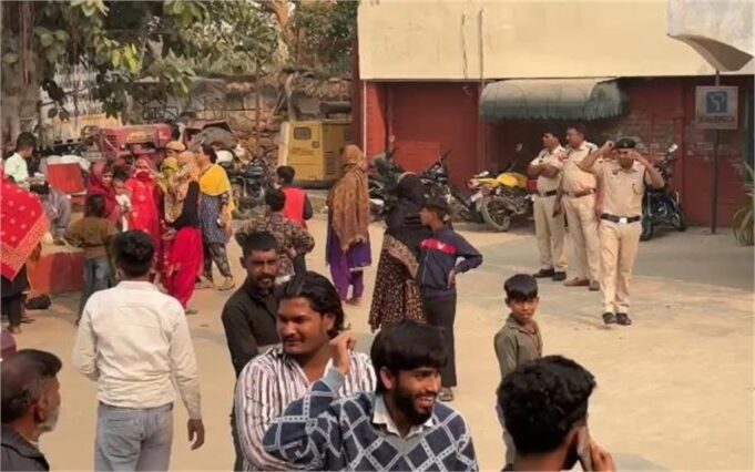 चरखी दादरी: धर्म परिवर्तन के आरोपों को लेकर थाने में जुटी भीड़, दो लोगों पर लगाए गए आरोप