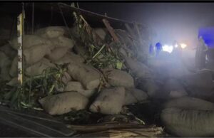 साहा-शाहबाद रोड पर बेकाबू ट्रक डिवाइडर से टकराकर पलटा, नीचे दबने से व्यक्ति की मौत