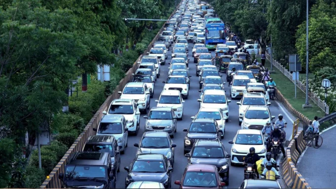 दिल्ली-नोएडा रूट पर ड्राइवर्स के लिए मुश्किल, DND पर मरम्मत शुरू, एक महीने तक दो लेन बंद