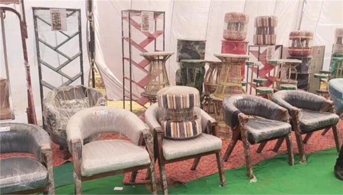 कैदियों के बनाए फर्नीचर ने मेले में खींचा लोगों का ध्यान, आगंतुकों को आ रहा खूब पसंद