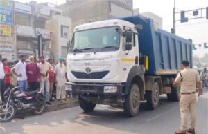तेज रफ्तार डंपर की टक्कर से बाइक सवार युवक की दर्दनाक मौत
