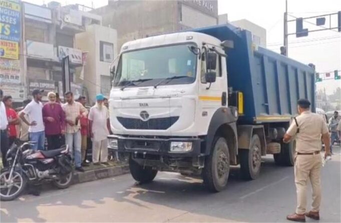 तेज रफ्तार डंपर की टक्कर से बाइक सवार युवक की दर्दनाक मौत