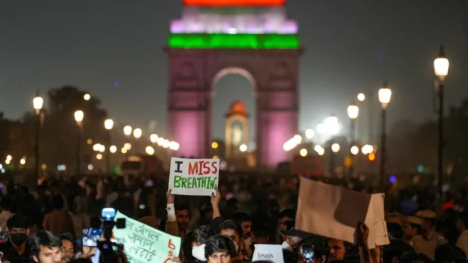 दिल्ली: इंडिया गेट पर प्रदूषण विरोधी प्रदर्शन, कई गिरफ्तार; राहुल गांधी ने स्वच्छ हवा को अधिकार बताया, पूछा– अपराधियों जैसा व्यवहार क्यों?