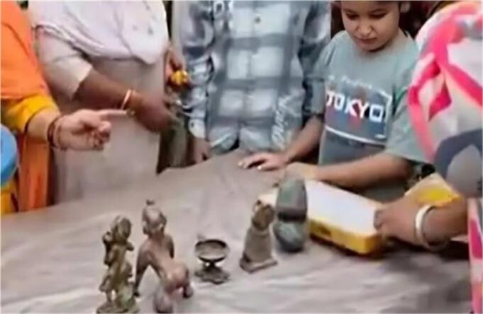 खुदाई में मिला ‘श्रीराम’ नाम लिखा तैरता पत्थर, लाल कपड़े में लिपटी तस्वीर हुई वायरल