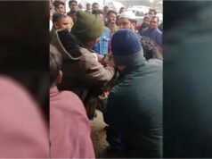 पति को दूसरी महिला के साथ देखकर भड़की पत्नी, बीच सड़क पर हुई मारपीट