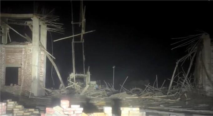 फ्लावर सिटी मुख्य गेट का लेंटर गिरा, 10-12 मजदूर दबे; 1 की हालत गंभीर