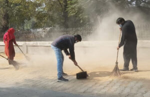 ग्वार फैक्टरी के पीछे गंदगी पर एक्शन, नगरपरिषद ने शुरू किया सफाई अभियान