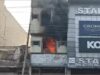 मंदिर के सामने फर्नीचर गोदाम में लगी आग, इलाके में मची अफरा-तफरी