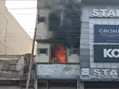 मंदिर के सामने फर्नीचर गोदाम में लगी आग, इलाके में मची अफरा-तफरी