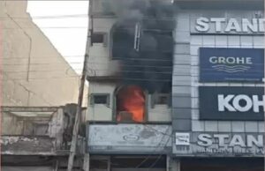 मंदिर के सामने फर्नीचर गोदाम में लगी आग, इलाके में मची अफरा-तफरी
