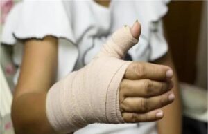 लापरवाही का नतीजा: टूटी कलाई पर हकीम ने टाइट पट्टी बांधी, बच्चे का हाथ काटना पड़ा