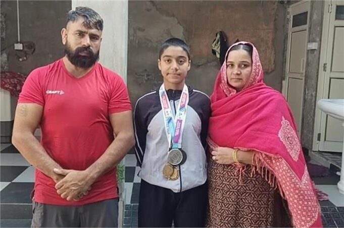 पिता की चोट ने रोका कुश्ती का सफर, बेटी ने इंदौर में सिल्वर जीतकर बढ़ाया मान