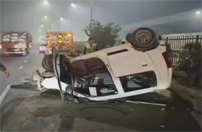 नशे में धुत्त स्कॉर्पियो चालक, थार और मर्सिडीज कार हुई बुरी तरह क्षतिग्रस्त