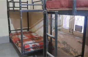 बावल का रेन बसेरा बदहाल: कड़ाके की ठंड में टूटी जालियां और फर्श पर बिखरे गद्दे