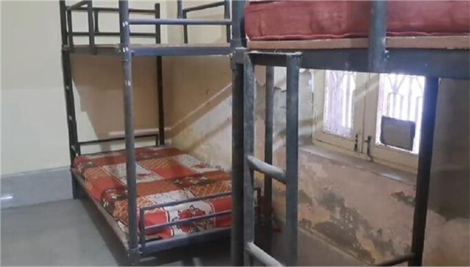 बावल का रेन बसेरा बदहाल: कड़ाके की ठंड में टूटी जालियां और फर्श पर बिखरे गद्दे