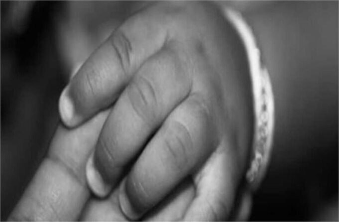 20 दिन की मासूम की दूध पिलाते समय मौत, खुशियों के घर में छाया मातम