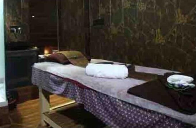 मॉल के स्पा सेंटर की आड़ में चल रहा था अवैध काम, पुलिस ने मारी रेड
