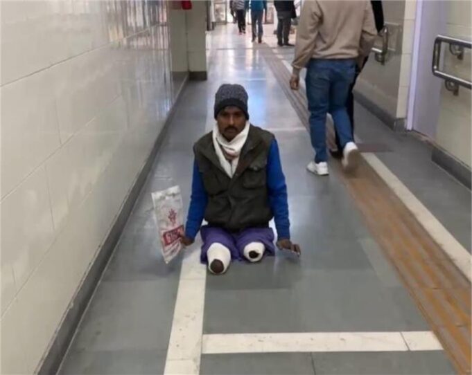 भीषण ठंड में पेंशन के लिए दफ्तरों के चक्कर लगाने को मजबूर दिव्यांग, दोनों पैर कट चुके