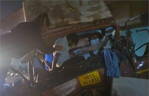 कैंटर से टकराया ट्रक, ड्राइवर को बचाने रेस्क्यू ऑपरेशन चलाया