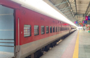 भारी भीड़ को देखते हुए रेलवे ने अतिरिक्त स्पेशल ट्रेनें शुरू करने का निर्णय लिया