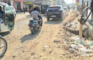 सड़क सुरक्षा समिति के आदेश बेअसर: समाधान शिविर में उठा मुद्दा, टूटी सड़क अब भी अधूरी