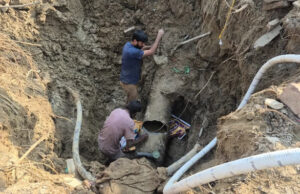 शहर में तीन जगह पेयजल लाइन लीक, सड़क पर बह रहा लाखों लीटर साफ पानी