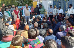 सोहांसड़ा स्कूल स्टाफ विवाद पर ग्रामीणों का रोष: एक घंटे तक स्कूल का गेट बंद कर जताया विरोध